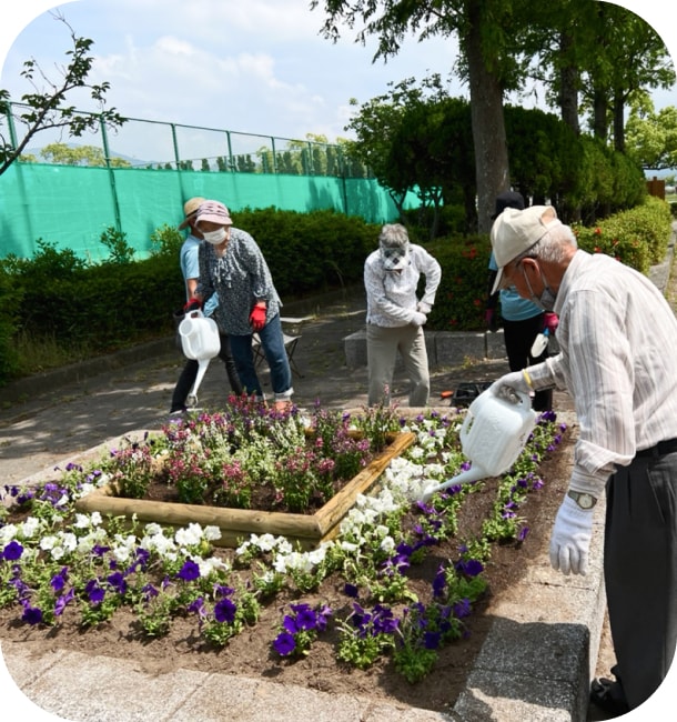 苗植えをしている様子<br class='u-sp'>(西部運動公園)